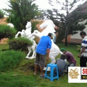Kelik Semar Mesem Pemasangan Patung Kuda Pengrajin Patung Fiber Jakarta