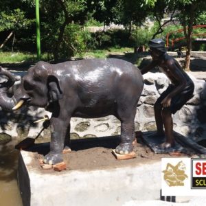 Kelik Studio Semar Mesem Patung Pak Tani Dan Gajah Patung Merlion Terdapat Di Kota